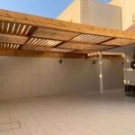 مظلات جلسات خشبية في مكة